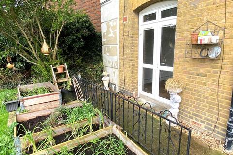 Flat 3b, 3 Glen View, Gravesend, DA12 1LP