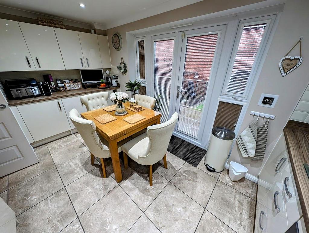 6 Buckthorn Court Kitchen 2.jpg