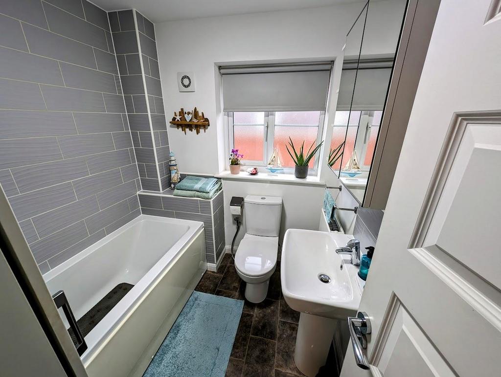 6 Buckthorn Court Bathroom.jpg