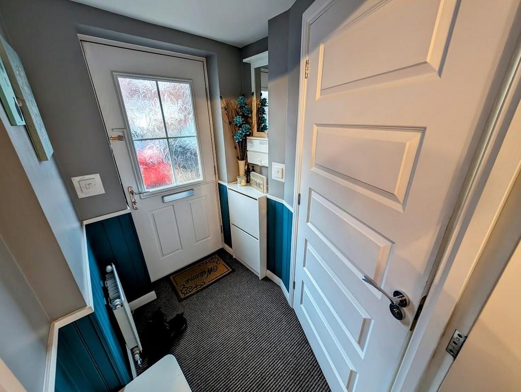 6 Buckthorn Court Entrance Hall.jpg