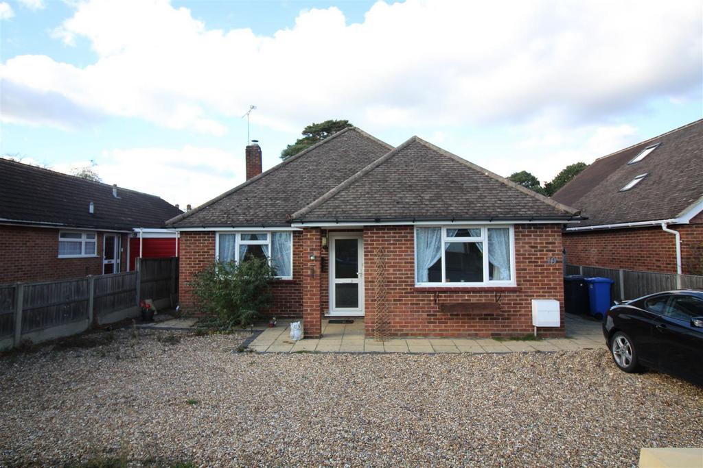 Pondtail Road, Fleet GU51 2 bed detached bungalow £1,750 pcm (£404 pw)