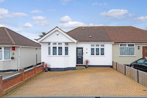 32 Court Avenue, Romford, RM3 0XS