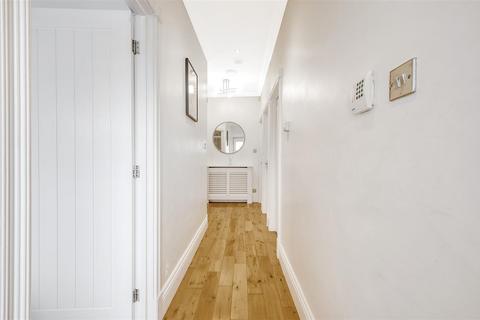 32 Court Avenue, Romford, RM3 0XS