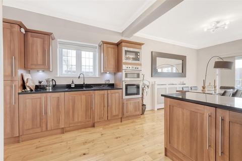 32 Court Avenue, Romford, RM3 0XS