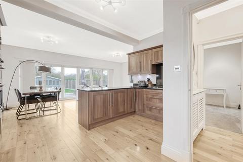 32 Court Avenue, Romford, RM3 0XS
