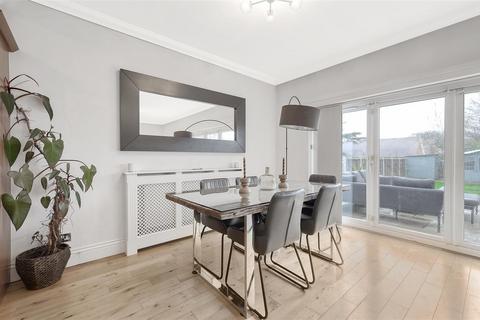32 Court Avenue, Romford, RM3 0XS