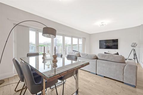 32 Court Avenue, Romford, RM3 0XS