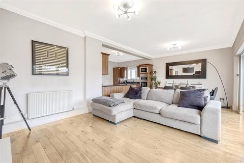 32 Court Avenue, Romford, RM3 0XS