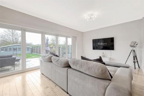 32 Court Avenue, Romford, RM3 0XS