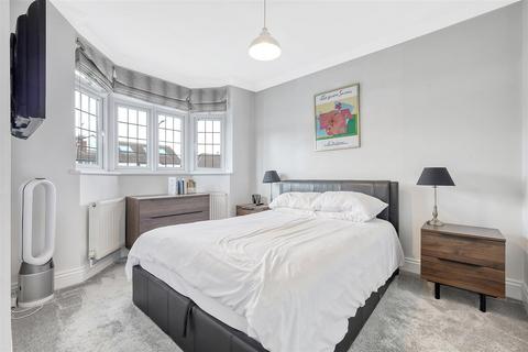 32 Court Avenue, Romford, RM3 0XS