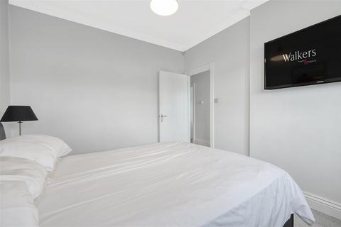 32 Court Avenue, Romford, RM3 0XS