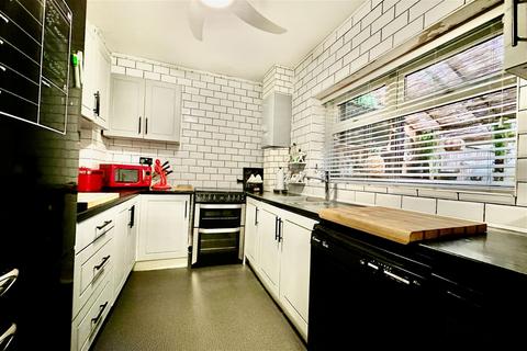 3 bedroom semi-detached house for sale, Beeford Grove, Hull HU6