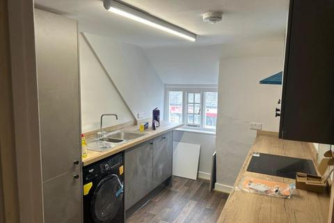 2 bedroom flat to rent, Newport Road, Barnstaple, Devon, EX32 9BG