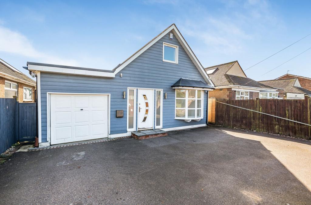 Manor Lane, Selsey, PO20 4 bed chalet £422,000