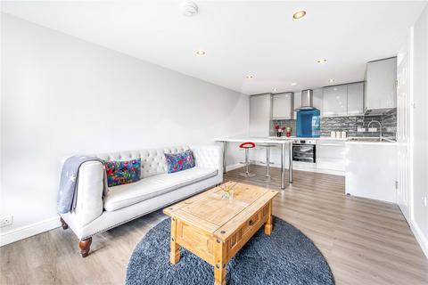 3 bedroom flat for sale - Bullen Street, London, SW11