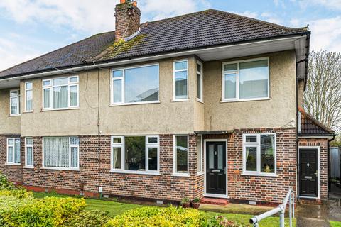 19 Mount Court, West Wickham, BR4 9AH