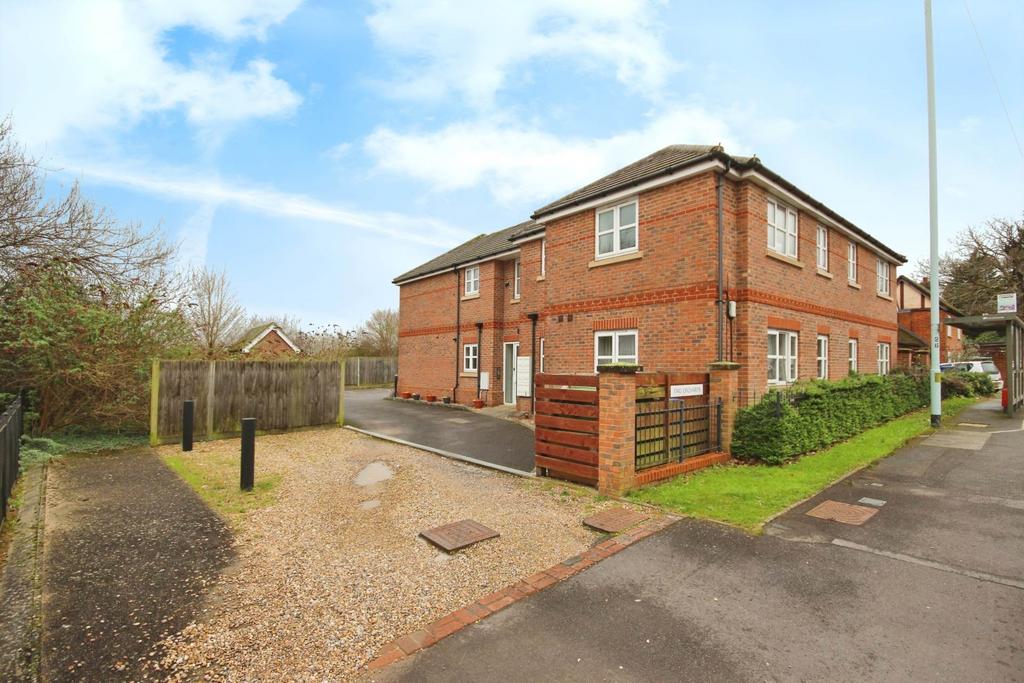 Wokingham Road, Bracknell RG42 1 bed apartment for sale £180,000