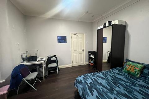 Studio to rent, Blythswood Road Room 1 ILFORD IG38SG