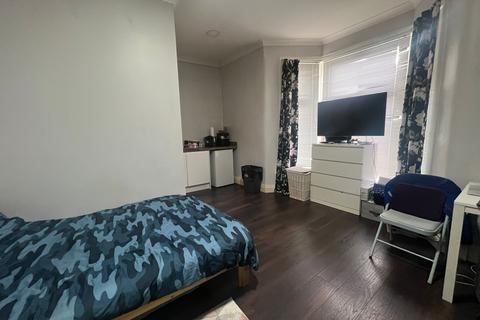 Studio to rent, Blythswood Road Room 1 ILFORD IG38SG