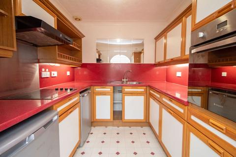 1 bedroom flat for sale, Rosecott, Havant Road, Horndean, PO8 0XA