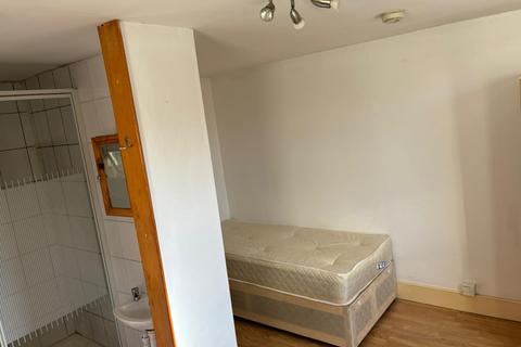 1 bedroom bedsit to rent, Bonham Road, London SW2