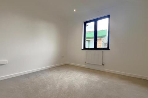 2 bedroom flat to rent, Montrose House, Chertsey KT16