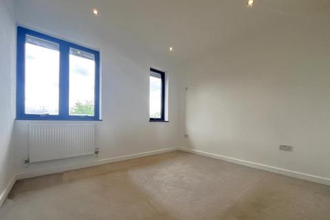 2 bedroom flat to rent, Montrose House, Chertsey KT16