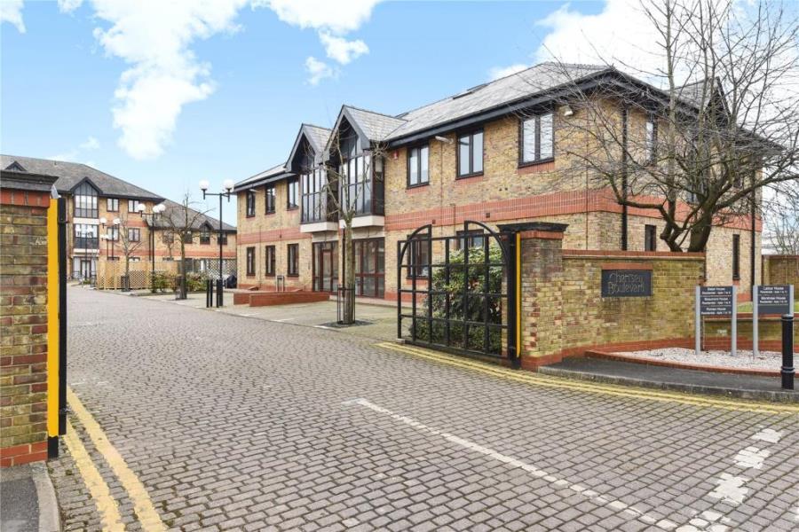 Montrose House, Chertsey KT16 2 bed flat to rent £1,500 pcm (£346 pw)