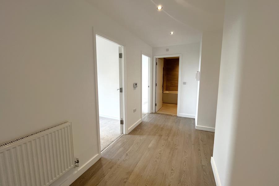 Montrose House, Chertsey KT16 2 bed flat to rent £1,500 pcm (£346 pw)