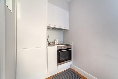 Studio to rent, Kenway Road, Earls Court, London SW5