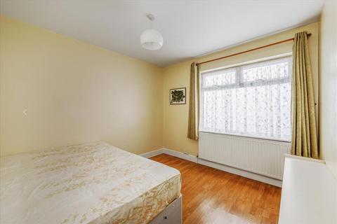 4 bedroom bungalow to rent, Ravenor Park Road, Greenford, UB6