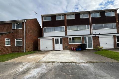 3 bedroom townhouse to rent, Angotts Mead, Stevenage SG1