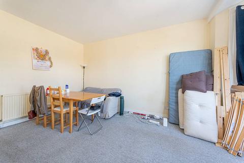 2 bedroom flat to rent, Lynton road, Acton, London, W3