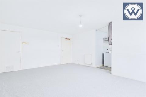 1 bedroom flat to rent, Hamilton Court, UB3