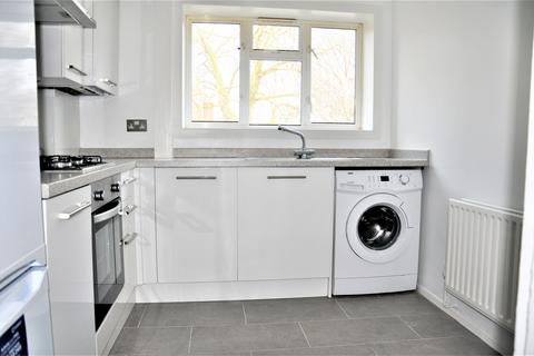 1 bedroom in a house share to rent, Gap Road, SW19