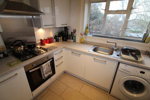 1 bedroom in a house share to rent, Gap Road, SW19