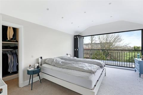 17 Carbery Avenue, London, W3 9AD