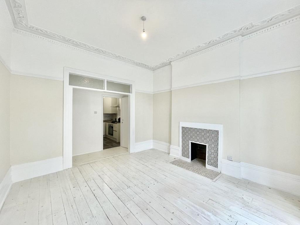 Winchester Road, Worthing, BN11 4DJ Studio £850 pcm (£196 pw)