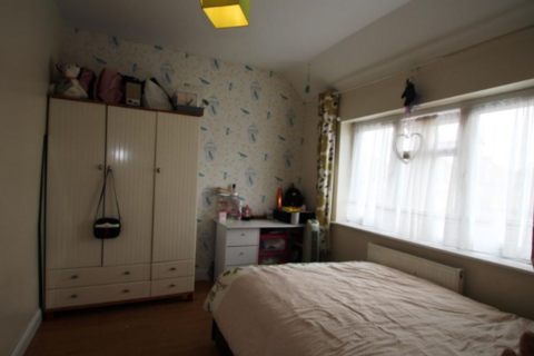 4 bedroom semi-detached house to rent, Feltham TW13