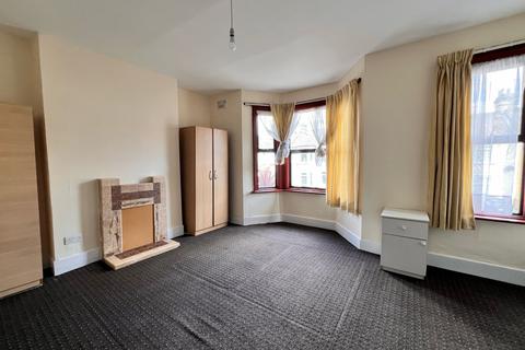 3 bedroom terraced house to rent, Ilford, IG1