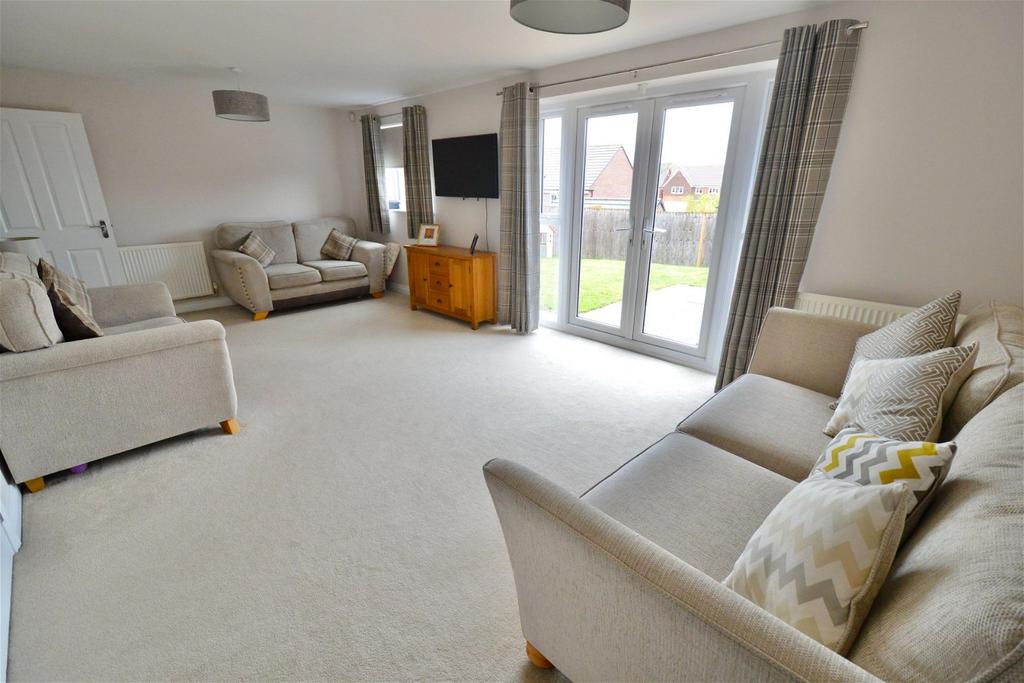 Sunset Way, Evesham, WR11 3JX 4 bed detached house for sale £450,000