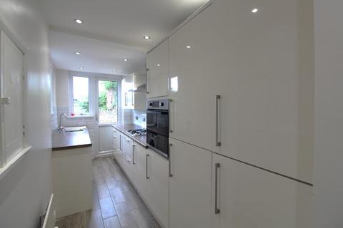 3 bedroom terraced house to rent, Preston gardens