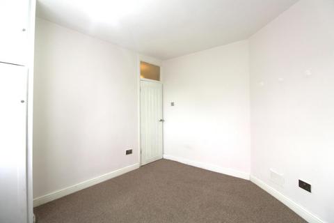 3 bedroom terraced house to rent, Preston gardens