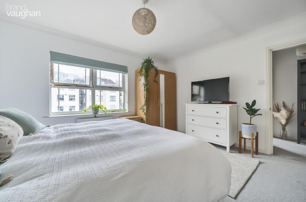 Apartment in Hove, Brighton and Hove - View 4