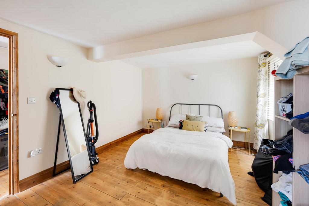 Bedroom ()
