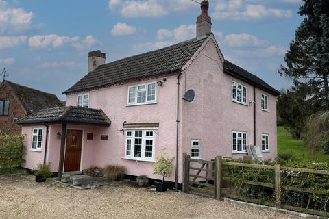 4 bedroom detached house to rent, Low Road, Church Lench, WR11