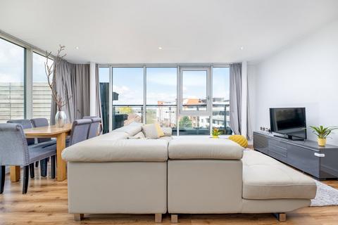 2 bedroom apartment to rent, Canal Square, Birmingham B16
