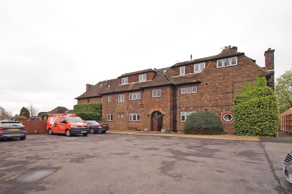 Beverley Close, East Ewell, Epsom... 2 bed apartment - £1,800 pcm (£415 pw)