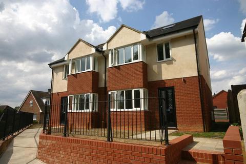 4 bedroom townhouse to rent, Buckingham Road, Bletchley, MK3