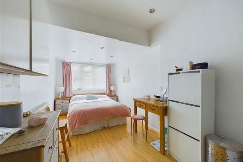 4 bedroom semi-detached house for sale, Howard Road, Horsham RH13